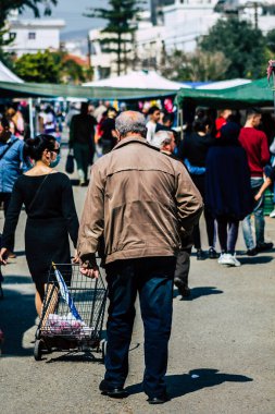 Limasol Kıbrıs Rum Kesimi 14 Mart 2020 Sabahleyin Limasol pazarından kimliği belirsiz bir kişinin alışveriş yaptığı görüntüler