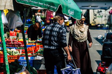 Limasol Kıbrıs Rum Kesimi 14 Mart 2020 Sabahleyin Limasol pazarından kimliği belirsiz bir kişinin alışveriş yaptığı görüntüler