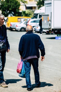 Limasol Kıbrıs Rum Kesimi 14 Mart 2020 Sabahleyin Limasol pazarından kimliği belirsiz bir kişinin alışveriş yaptığı görüntüler