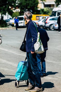 Limasol Kıbrıs Rum Kesimi 14 Mart 2020 Sabahleyin Limasol pazarından kimliği belirsiz bir kişinin alışveriş yaptığı görüntüler