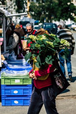 Limasol Kıbrıs Rum Kesimi 14 Mart 2020 Sabahleyin Limasol pazarından kimliği belirsiz bir kişinin alışveriş yaptığı görüntüler