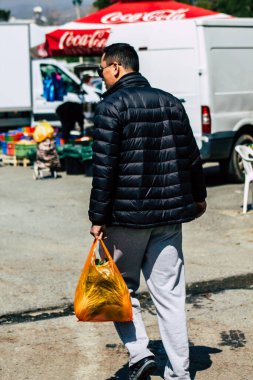 Limasol Kıbrıs Rum Kesimi 14 Mart 2020 Sabahleyin Limasol pazarından kimliği belirsiz bir kişinin alışveriş yaptığı görüntüler