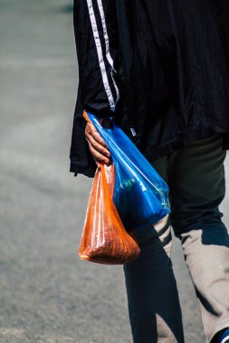 Limasol Kıbrıs Rum Kesimi 14 Mart 2020 Sabahleyin Limasol pazarından kimliği belirsiz bir kişinin alışveriş yaptığı görüntüler