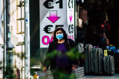 Limasol Kıbrıs Rum Kesimi 16 Mart 2020 öğleden sonra Limasol caddesinde yürüyen koronavirüsten kendilerini korumak için maske takan kimliği belirsiz insanların görüntüsü