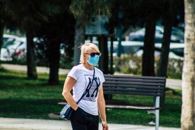 Limasol Kıbrıs Rum Kesimi 16 Mart 2020 öğleden sonra Limasol caddesinde yürüyen koronavirüsten kendilerini korumak için maske takan kimliği belirsiz insanların görüntüsü