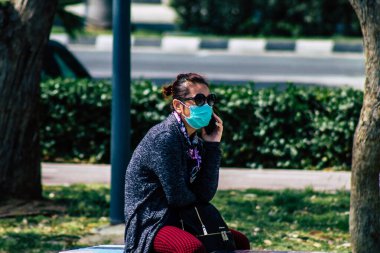 Limasol Kıbrıs Rum Kesimi 16 Mart 2020 öğleden sonra Limasol caddesinde yürüyen koronavirüsten kendilerini korumak için maske takan kimliği belirsiz insanların görüntüsü