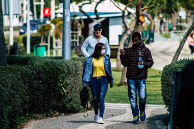 Limasol Kıbrıs Rum Kesimi 16 Mart 2020 öğleden sonra Limasol caddesinde yürüyen koronavirüsten kendilerini korumak için maske takan kimliği belirsiz insanların görüntüsü