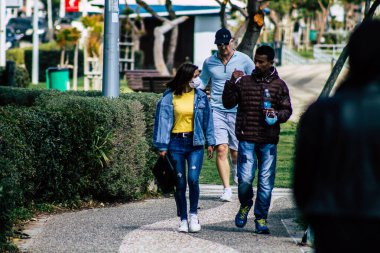 Limasol Kıbrıs Rum Kesimi 16 Mart 2020 öğleden sonra Limasol caddesinde yürüyen koronavirüsten kendilerini korumak için maske takan kimliği belirsiz insanların görüntüsü