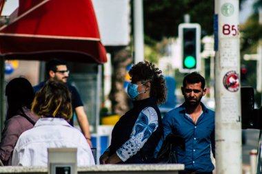 Limasol Kıbrıs Rum Kesimi 16 Mart 2020 öğleden sonra Limasol caddesinde yürüyen koronavirüsten kendilerini korumak için maske takan kimliği belirsiz insanların görüntüsü