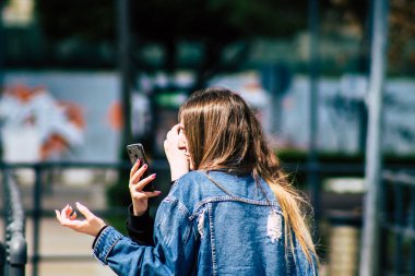 16 Mart 2020 'de Limasol Kıbrıs Rum Kesimi' nde öğleden sonra Limasol caddesinde yürüyen koronavirüsten kendilerini korumak için maskesi olmayan kimliği belirsiz bir insan görülüyor.
