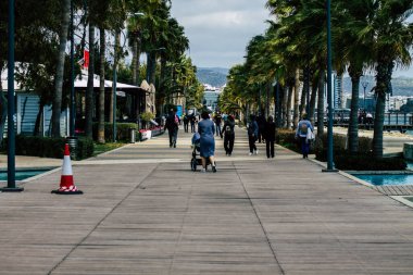 16 Mart 2020 'de Limasol Kıbrıs Rum Kesimi' nde öğleden sonra Limasol caddesinde yürüyen koronavirüsten kendilerini korumak için maskesi olmayan kimliği belirsiz bir insan görülüyor.