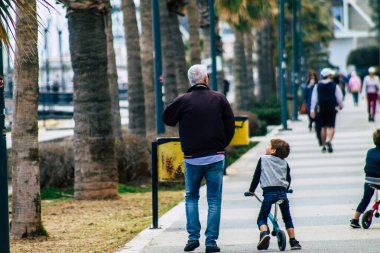 16 Mart 2020 'de Limasol Kıbrıs Rum Kesimi' nde öğleden sonra Limasol caddesinde yürüyen koronavirüsten kendilerini korumak için maskesi olmayan kimliği belirsiz bir insan görülüyor.