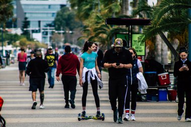 16 Mart 2020 'de Limasol Kıbrıs Rum Kesimi' nde öğleden sonra Limasol caddesinde yürüyen koronavirüsten kendilerini korumak için maskesi olmayan kimliği belirsiz bir insan görülüyor.