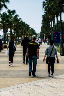 16 Mart 2020 'de Limasol Kıbrıs Rum Kesimi' nde öğleden sonra Limasol caddesinde yürüyen koronavirüsten kendilerini korumak için maskesi olmayan kimliği belirsiz bir insan görülüyor.