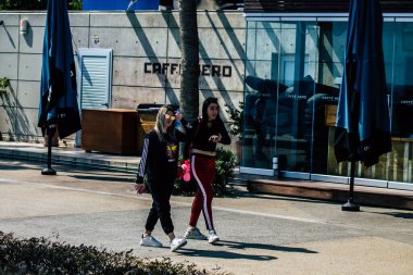 16 Mart 2020 'de Limasol Kıbrıs Rum Kesimi' nde öğleden sonra Limasol caddesinde yürüyen koronavirüsten kendilerini korumak için maskesi olmayan kimliği belirsiz bir insan görülüyor.