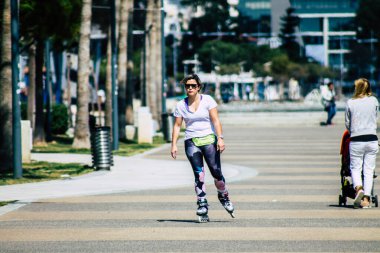 16 Mart 2020 'de Limasol Kıbrıs Rum Kesimi' nde öğleden sonra Limasol caddesinde yürüyen koronavirüsten kendilerini korumak için maskesi olmayan kimliği belirsiz bir insan görülüyor.