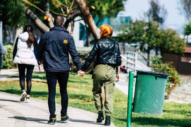 16 Mart 2020 'de Limasol Kıbrıs Rum Kesimi' nde öğleden sonra Limasol caddesinde yürüyen koronavirüsten kendilerini korumak için maskesi olmayan kimliği belirsiz bir insan görülüyor.