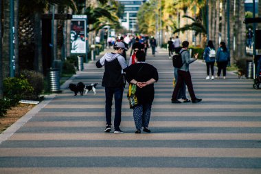 16 Mart 2020 'de Limasol Kıbrıs Rum Kesimi' nde öğleden sonra Limasol caddesinde yürüyen koronavirüsten kendilerini korumak için maskesi olmayan kimliği belirsiz bir insan görülüyor.