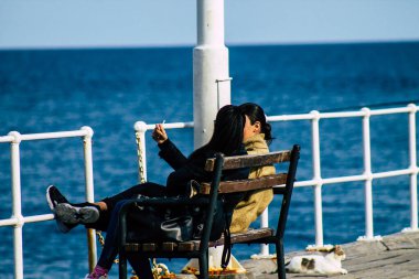 16 Mart 2020 'de Limasol Kıbrıs Rum Kesimi' nde öğleden sonra Limasol caddesinde yürüyen koronavirüsten kendilerini korumak için maskesi olmayan kimliği belirsiz bir insan görülüyor.