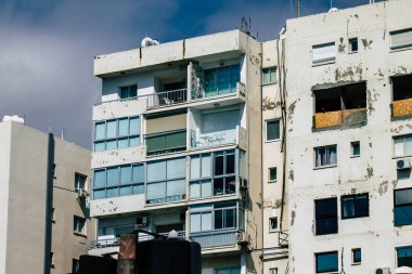 Limasol Kıbrıs Rum Kesimi 16 Mart 2020 Öğleden sonra Limasol sokaklarında bir binanın cephesinin görüntüsü