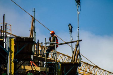 Limasol Kıbrıs Rum Kesimi 16 Mart 2020 Limasol kentinde yeni bir inşaatta çalışan kimliği belirsiz kişilerin görüntüsü