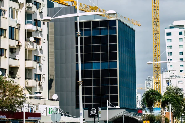 Limassolキプロス2020年3月16日午後にLimassolの通りにある建物のファサードの眺め — ストック写真