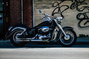 Limasol Kıbrıs 16 Mart 2020 'de öğleden sonra Limasol sokaklarında park etmiş bir motosiklet görüntüsü