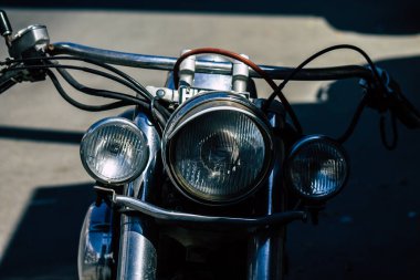 Limasol Kıbrıs 16 Mart 2020 'de öğleden sonra Limasol sokaklarında park etmiş bir motosiklet görüntüsü