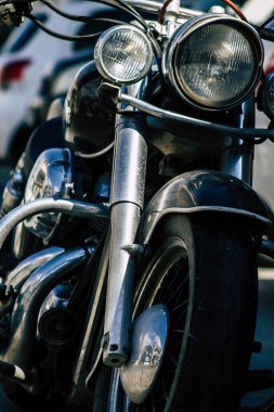 Limasol Kıbrıs 16 Mart 2020 'de öğleden sonra Limasol sokaklarında park etmiş bir motosiklet görüntüsü