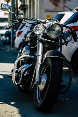 Limasol Kıbrıs 16 Mart 2020 'de öğleden sonra Limasol sokaklarında park etmiş bir motosiklet görüntüsü
