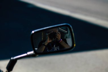 Limasol Kıbrıs 16 Mart 2020 'de öğleden sonra Limasol sokaklarında park etmiş bir motosiklet görüntüsü