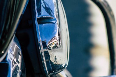 Limasol Kıbrıs 16 Mart 2020 'de öğleden sonra Limasol sokaklarında park etmiş bir motosiklet görüntüsü