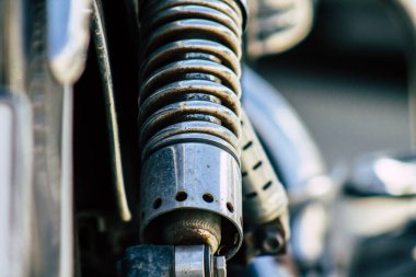 Limasol Kıbrıs 16 Mart 2020 'de öğleden sonra Limasol sokaklarında park etmiş bir motosiklet görüntüsü