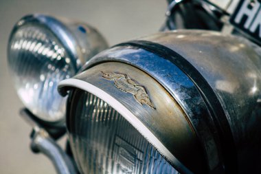 Limasol Kıbrıs 16 Mart 2020 'de öğleden sonra Limasol sokaklarında park etmiş bir motosiklet görüntüsü