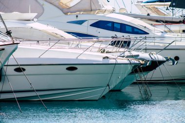 Kıbrıs Rum Kesimi 17 Mart 2020, öğleden sonra Limasol limanında demirlemiş teknelerin kapatılması