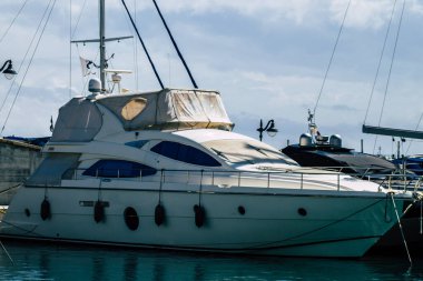 Kıbrıs Rum Kesimi 17 Mart 2020, öğleden sonra Limasol limanında demirlemiş teknelerin kapatılması