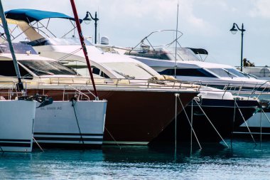 Kıbrıs Rum Kesimi 17 Mart 2020, öğleden sonra Limasol limanında demirlemiş teknelerin kapatılması