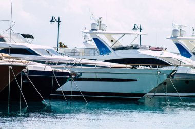 Kıbrıs Rum Kesimi 17 Mart 2020, öğleden sonra Limasol limanında demirlemiş teknelerin kapatılması