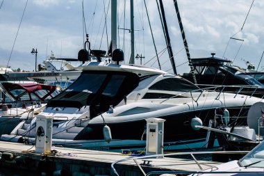 Kıbrıs Rum Kesimi 17 Mart 2020, öğleden sonra Limasol limanında demirlemiş teknelerin kapatılması