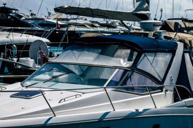 Kıbrıs Rum Kesimi 17 Mart 2020, öğleden sonra Limasol limanında demirlemiş teknelerin kapatılması