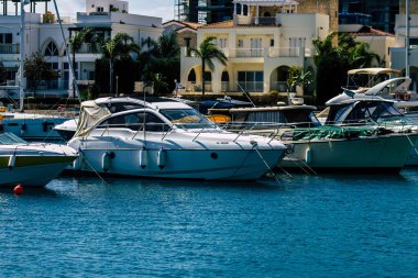 Kıbrıs Rum Kesimi 17 Mart 2020, öğleden sonra Limasol limanında demirlemiş teknelerin kapatılması