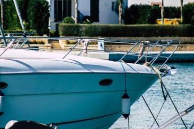 Kıbrıs Rum Kesimi 17 Mart 2020, öğleden sonra Limasol limanında demirlemiş teknelerin kapatılması