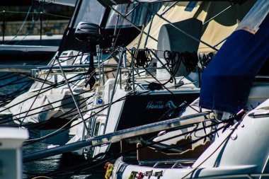 Kıbrıs Rum Kesimi 17 Mart 2020, öğleden sonra Limasol limanında demirlemiş teknelerin kapatılması