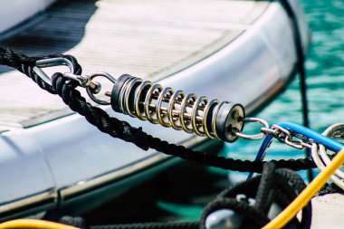 Kıbrıs Rum Kesimi 17 Mart 2020, öğleden sonra Limasol limanında demirlemiş teknelerin kapatılması