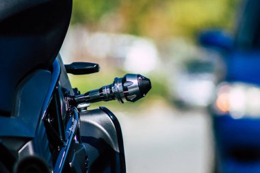 Limasol Kıbrıs Rum Kesimi 18 Mart 2020 Öğleden sonra Limasol sokaklarında park etmiş bir motosiklet görüntüsü