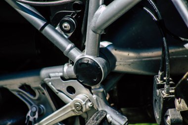 Limasol Kıbrıs Rum Kesimi 18 Mart 2020 Öğleden sonra Limasol sokaklarında park etmiş bir motosiklet görüntüsü