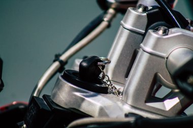 Limasol Kıbrıs Rum Kesimi 18 Mart 2020 Öğleden sonra Limasol sokaklarında park etmiş bir motosiklet görüntüsü