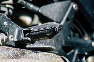 Limasol Kıbrıs Rum Kesimi 18 Mart 2020 Öğleden sonra Limasol sokaklarında park etmiş bir motosiklet görüntüsü