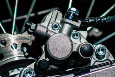 Limasol Kıbrıs Rum Kesimi 18 Mart 2020 Öğleden sonra Limasol sokaklarında park etmiş bir motosiklet görüntüsü