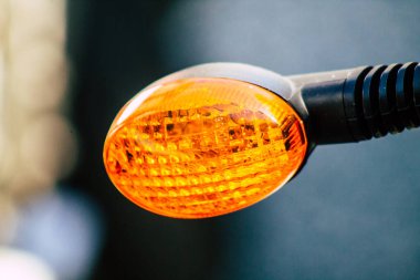 Limasol Kıbrıs Rum Kesimi 18 Mart 2020 Öğleden sonra Limasol sokaklarında park etmiş bir motosiklet görüntüsü